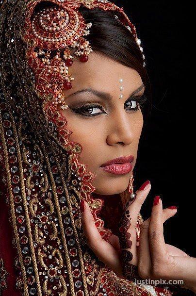 Grey Natural Coloured Contact Lenses - Image 3